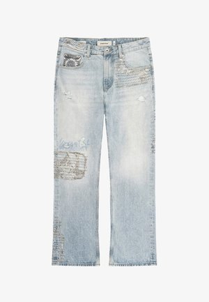 Vaqueros de pierna recta en tono claro con parches desgastados y diseños de bandana impresos en los bolsillos, muslo y parte inferior de la pierna.