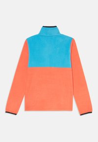 Fleece-Pullover mit oberem Teil in Türkis und unterem Teil in Koralle. Stehkragen, lange Ärmel und schwarze Akzente an den Bündchen.