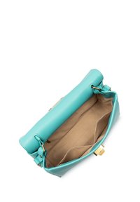 Sac à main en cuir turquoise avec une texture lisse, ouverture en haut, intérieur beige et accents en matériel doré. Dispose d'une poche intérieure.