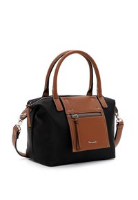 Borsa a mano in tessuto nero con dettagli in finta pelle marrone, dotata di due manici superiori, una tracolla removibile e una tasca frontale con zip.