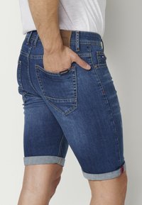 Koroshi BERMUDA COWBOY STRECTH  - Kratke hlače od trapera - azul med medium blue