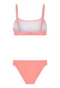 Ružový rebrovaný bikiny set s nastaviteľnými popruhmi. Vrchná časť má uzáver na klips; spodná časť má klasický strih a rebrovanú textúru.