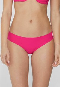 Bañador de bikini rosa brillante con un material suave y elástico, que presenta un diseño de corte bajo y minimalista. Sin patrones ni acentos visibles.