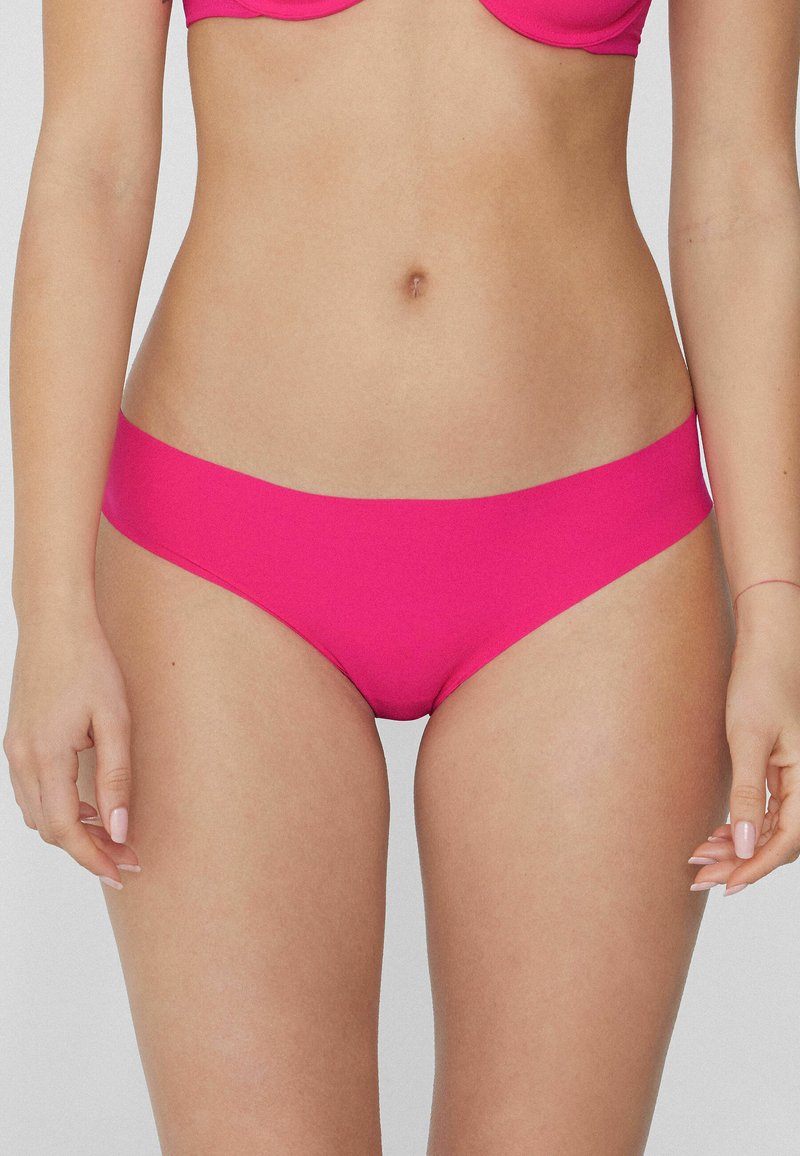 Bañador de bikini rosa brillante con un material suave y elástico, que presenta un diseño de corte bajo y minimalista. Sin patrones ni acentos visibles.
