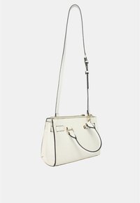 Borsa sintetica bianca con accessori in oro, rifiniture nere, due manici corti e una tracolla lunga removibile. Forma rettangolare con chiusura con zip.