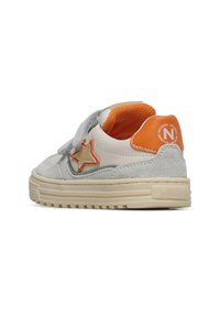 Baskets Velcro avec une tige en daim gris et en cuir blanc, accents orange, détail étoile et semelle texturée. Remarquables pour leur construction robuste.