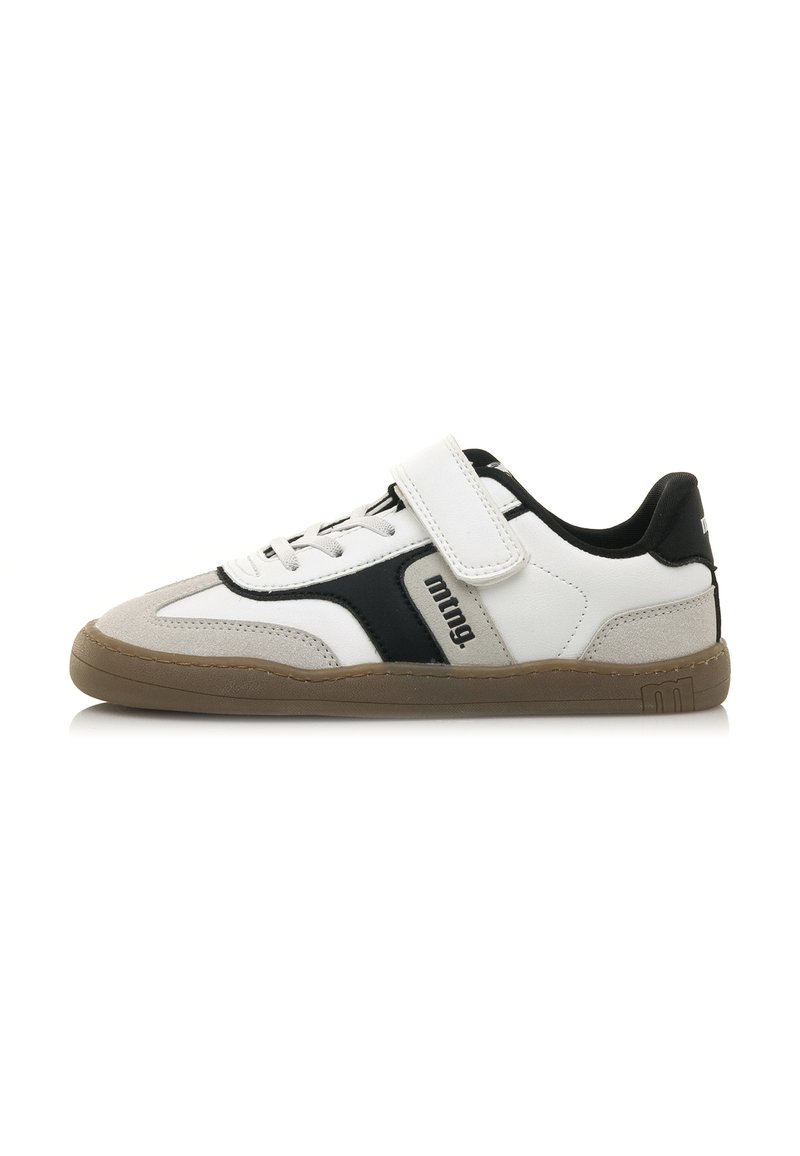 Weiße und schwarze Sneaker mit einem Klettverschluss, Wildlederakzenten, gepolsterter Ferse und Gummisohle; präsentieren das Logo an der Seite und ein strukturiertes Design.