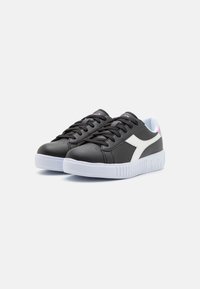 Sneakers sintetici neri con accenti bianchi, punta arrotondata e suola testurizzata. Presentano lacci neri e un interno blu chiaro.