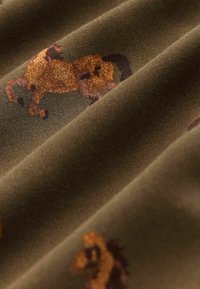 Gemusterter Stoff mit grünem Grund und braunen Pferdemotiven. Glatte Textur mit dezenter Ausstrahlung und gefalteten Schichten.