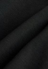 Zwart textiel stof met kreuken en plooien, met een fijn weefpatroon. Gladde oppervlakte met een matte afwerking.