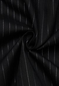 Tessuto nero con una leggera lucentezza, caratterizzato da sottili strisce verticali bianche. Texture liscia, materiale leggero, attorcigliato a forma di spirale.