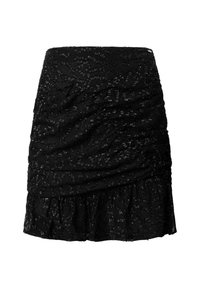 Falda negra con fruncidos y un dobladillo en capas con volantes, que presenta un patrón texturizado y un acabado de tela suave. De longitud corta, con elasticidad en la cintura.