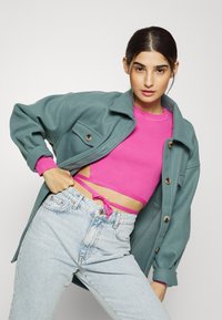 Missguided Petite IT ITEM TIE WAIST CROP - Camisola de manga comprida - pink