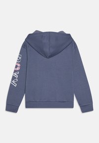 Felpa blu realizzata in morbido tessuto, con un ampio cappuccio, polsini e orlo a coste, e con testo bianco stampato sulla manica sinistra.