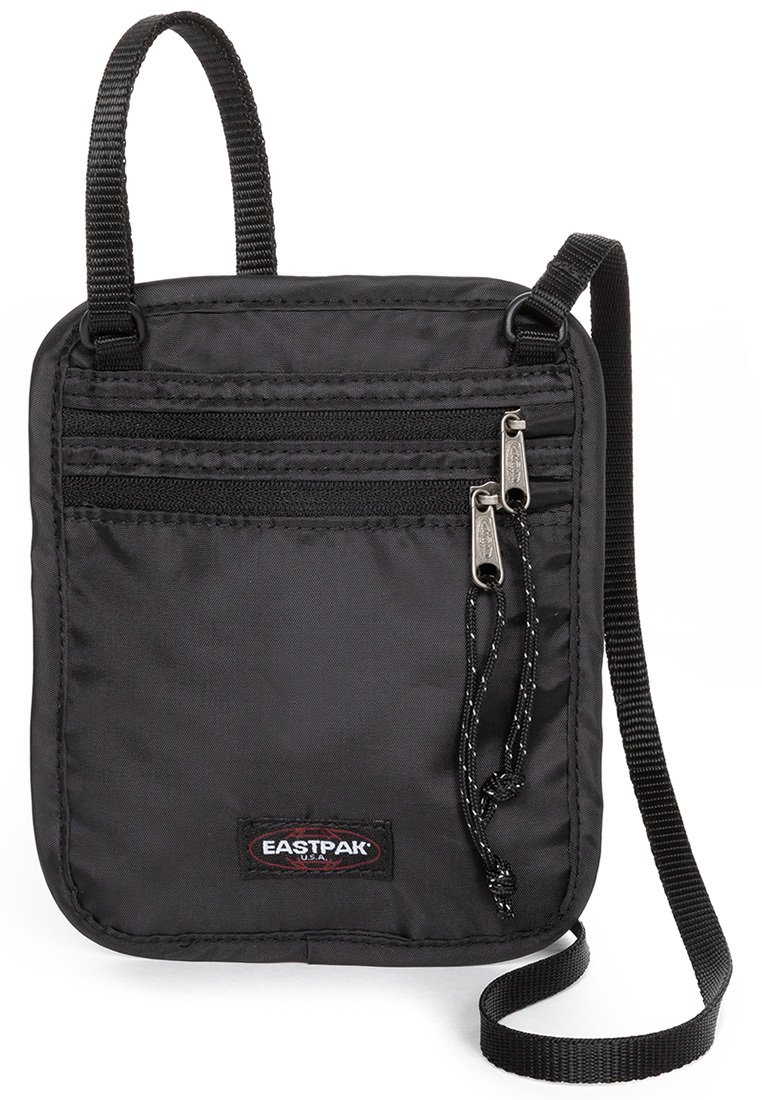 Borsa in nylon nera con due tasche frontali con zip, tracolla regolabile e logo Eastpak. Presenta una texture liscia e un design rettangolare piatto.