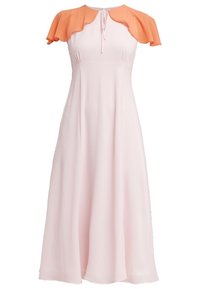 Robe longue rose clair avec un corsage ajusté et une jupe évasée, dotée d'un court capuchon orange ample noué au niveau du col.