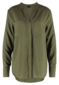 Blusa verde oliva con colletto alla mandarino, due tasche sul petto, maniche lunghe e taglio dritto, realizzata in un tessuto liscio e leggero.