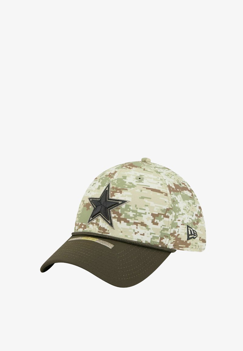 Casquette de baseball en camouflage vert, marron et beige avec un patch étoile noir à l'avant et une visière courbée de couleur vert foncé.