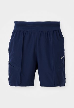 Tamnoplave sportske šortse izrađene od lagane tkanine, s rastezljivim pojasom, dva bočna džepa i malim srebrnim Nike logotipom.