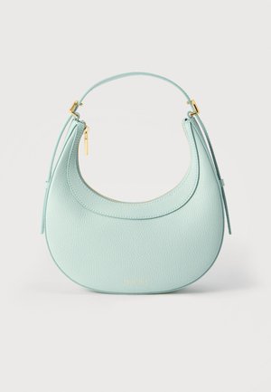 Šviesiai mėlynos spalvos, pusmėnulio formos odinė rankinė su auksiniu užtrauktuku ir detalėmis, vienu dirželio rankena ir tekstūruotu paviršiumi.