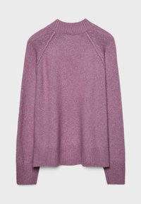 Lila Strickpullover mit geripptem Kragen und Saum, ausgestattet mit Raglanärmeln und einer weichen Textur, präsentiert in einer einfarbigen Ausführung ohne Muster.