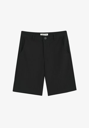 Shorts noirs mi-genoux avec bouton à l'avant, passants de ceinture, poches latérales et une étiquette blanche sur la ceinture portant l'inscription "FRILIVIN."