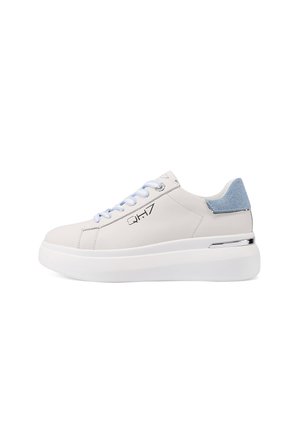Sneaker con plateau bianco, lacci e tallone azzurro chiaro, dettaglio argento vicino alla suola e la scritta "QH7" stampata sul lato.