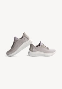 Zapatillas deportivas de color gris claro con tejido texturizado, suelas blancas y diseño con cordones. Presentan detalles de logotipo en el lateral y la lengua.