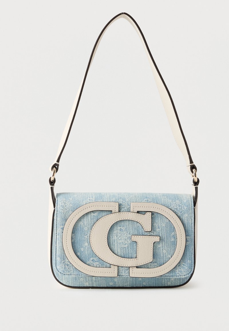 Sac d'épaule en denim bleu clair avec grand logo blanc entrelacé "G" et "C" à l'avant et une bandoulière blanche réglable.