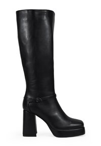 Stivale nero al ginocchio in pelle liscia, con tacco alto chunky, piattaforma anteriore e sottile cinturino alla caviglia con dettaglio fibbia.
