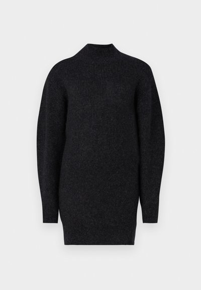 Vestido de punto acanalado negro con cuello alto y mangas largas. La tela parece suave con un acabado ligeramente texturizado.