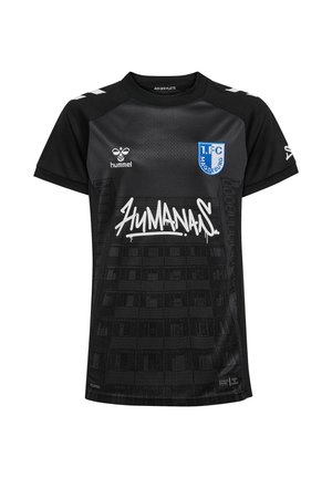 Czarna sportowa koszulka z logo 1. FC Magdeburg, białymi logo hummel, tekstem "HUMANAS" oraz subtelnym wzorem budynku z przodu.