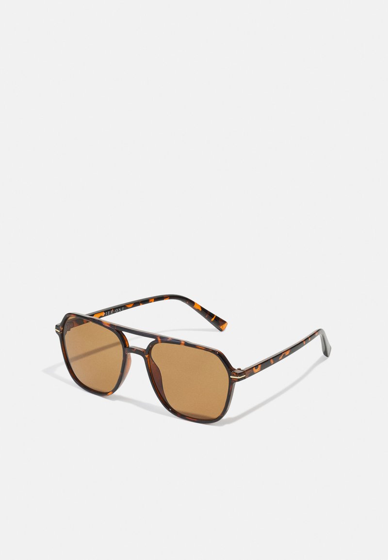 Gafas de sol con tintado marrón, montura de carey, lentes rectangulares y brazos delgados con un patrón de acento naranja.