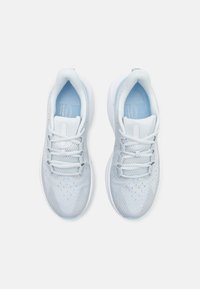 Under Armour INFINITE PRO - Cestná bežecká obuv - distant gray/halo gray/nimbus blue
