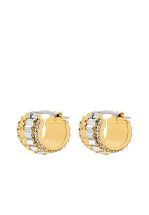 Pendientes de aro gruesos en oro y plata con bordes ondulados y pequeños cristales transparentes incrustados a lo largo del lado exterior.