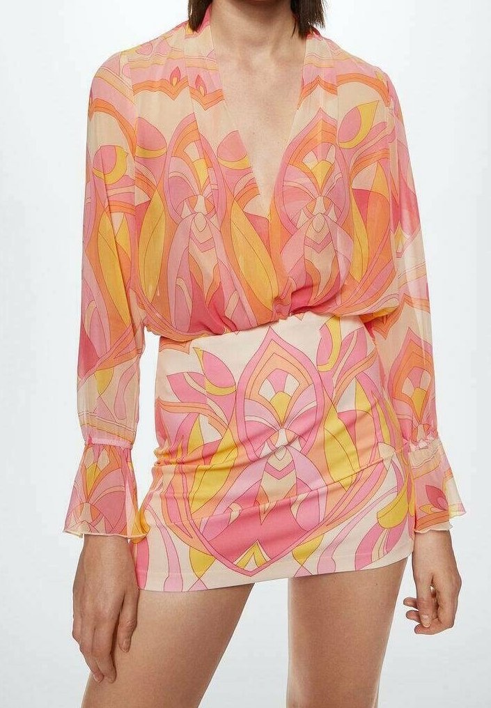 Robe à manches longues en tissu transparent présentant un motif géométrique rose et orange. Manches évasées et décolleté profond en V.