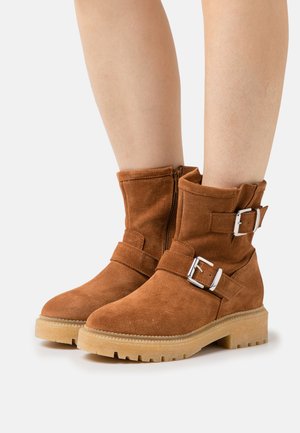 Pier One LEATHER - Μποτάκι καουμπόι/μηχανόβιου - cognac