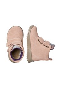 Stivaletti per bambini in suede rosa con doppie chiusure in Velcro, fodera interna viola e suole in gomma beige, mostrati in vista superiore e laterale.