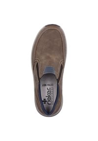 Brun läder slip-on sko med rund tå, ljus sömnad, marinblå detaljer och en texturerad yta. Har en vadderad innersula med varumärkeslogotyp.