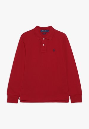 Polo à manches longues rouge en coton, avec un col classique, une patte de boutonnage à trois boutons et un logo bleu marine sur la poitrine gauche.