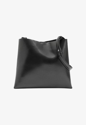 Czarna skórzana torebka o gładkiej fakturze, ustrukturyzowanym kształcie oraz krótkim, regulowanym pasku. Charakteryzuje się minimalistycznym designem bez ozdób.