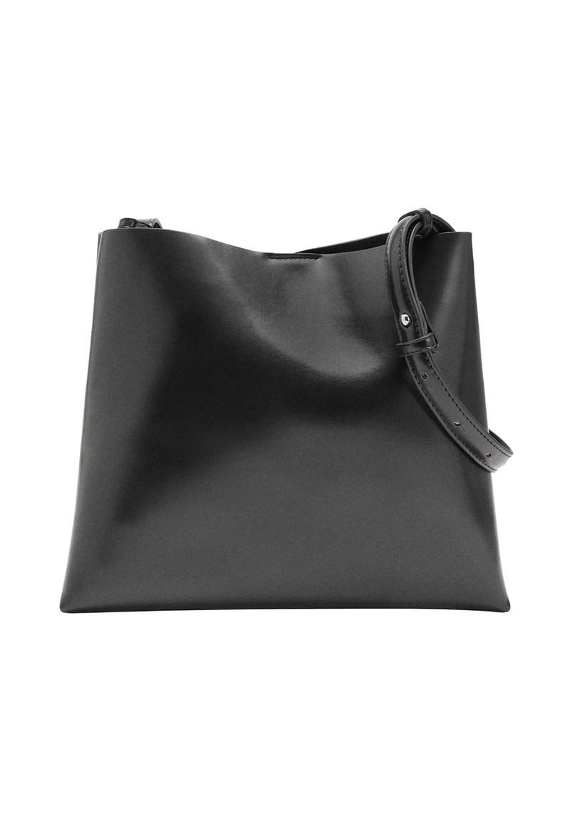 Czarna skórzana torebka o gładkiej fakturze, ustrukturyzowanym kształcie oraz krótkim, regulowanym pasku. Charakteryzuje się minimalistycznym designem bez ozdób.