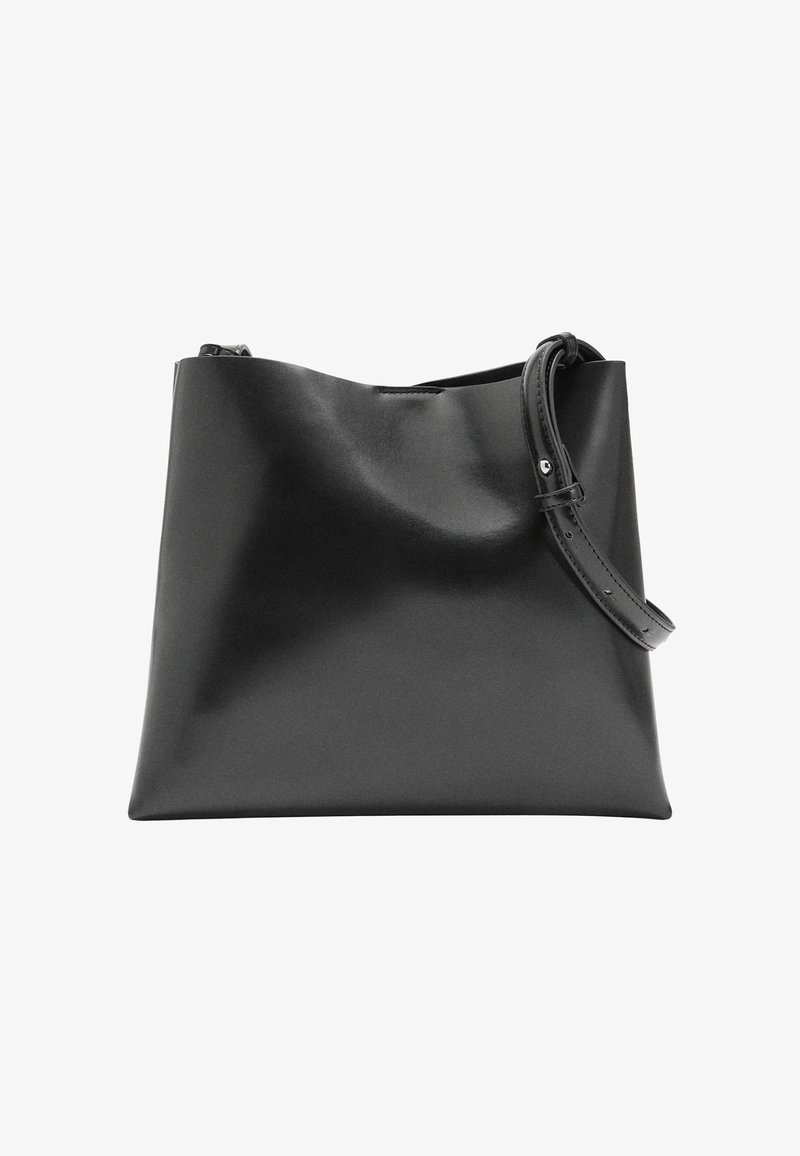 Czarna skórzana torebka o gładkiej fakturze, ustrukturyzowanym kształcie oraz krótkim, regulowanym pasku. Charakteryzuje się minimalistycznym designem bez ozdób.