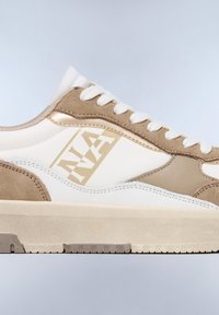 Sneaker beige e bianco in suede e pelle liscia, con un logo prominente, lacci bianchi e una suola texturizzata per la presa.