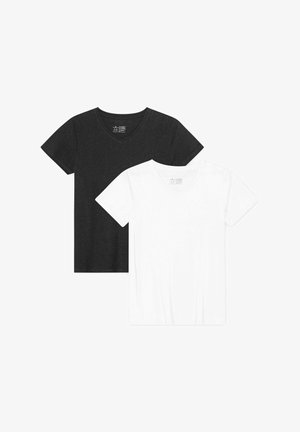 Dos camisetas de cuello en V: una negra y una blanca. Ambas son de manga corta, hechas de algodón suave, con un corte limpio y un diseño sencillo.