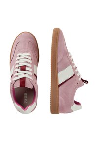 Le sneakers rosa in suede presentano dettagli in pelle bianca e una striscia bordeaux. Punta arrotondata, design con lacci e suola in gomma texturizzata. Stile minimalista.