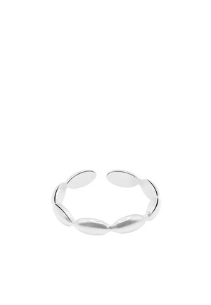 Bague ouverte en argent avec des segments plats de forme ovale, espacés uniformément autour de l’anneau sur un fond blanc.