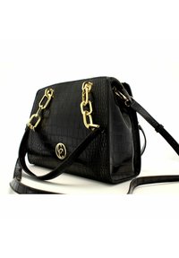 Bolso de mano negro con estampado de cocodrilo que presenta acentos en tono dorado, un diseño estructurado y una correa de hombro desmontable.