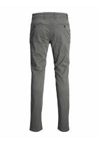 Pantalones de algodón grises con corte ajustado, que cuentan con dos bolsillos traseros y pasadores para cinturón, textura suave y costuras limpias.