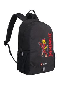 Zaino nero con un'immagine prominente di un personaggio Ninjago, tasche laterali in rete e una chiusura con zip resistente. Spallacci regolabili e imbottiti.